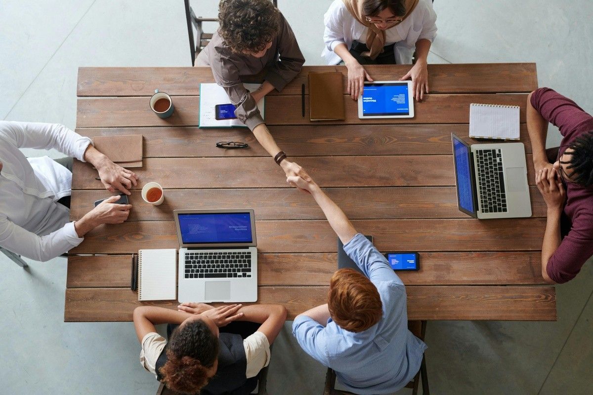 có một nhóm khách hàng quan trọng hơn mà bộ phận Marketing cần phục vụ, đó là phòng Sales.
