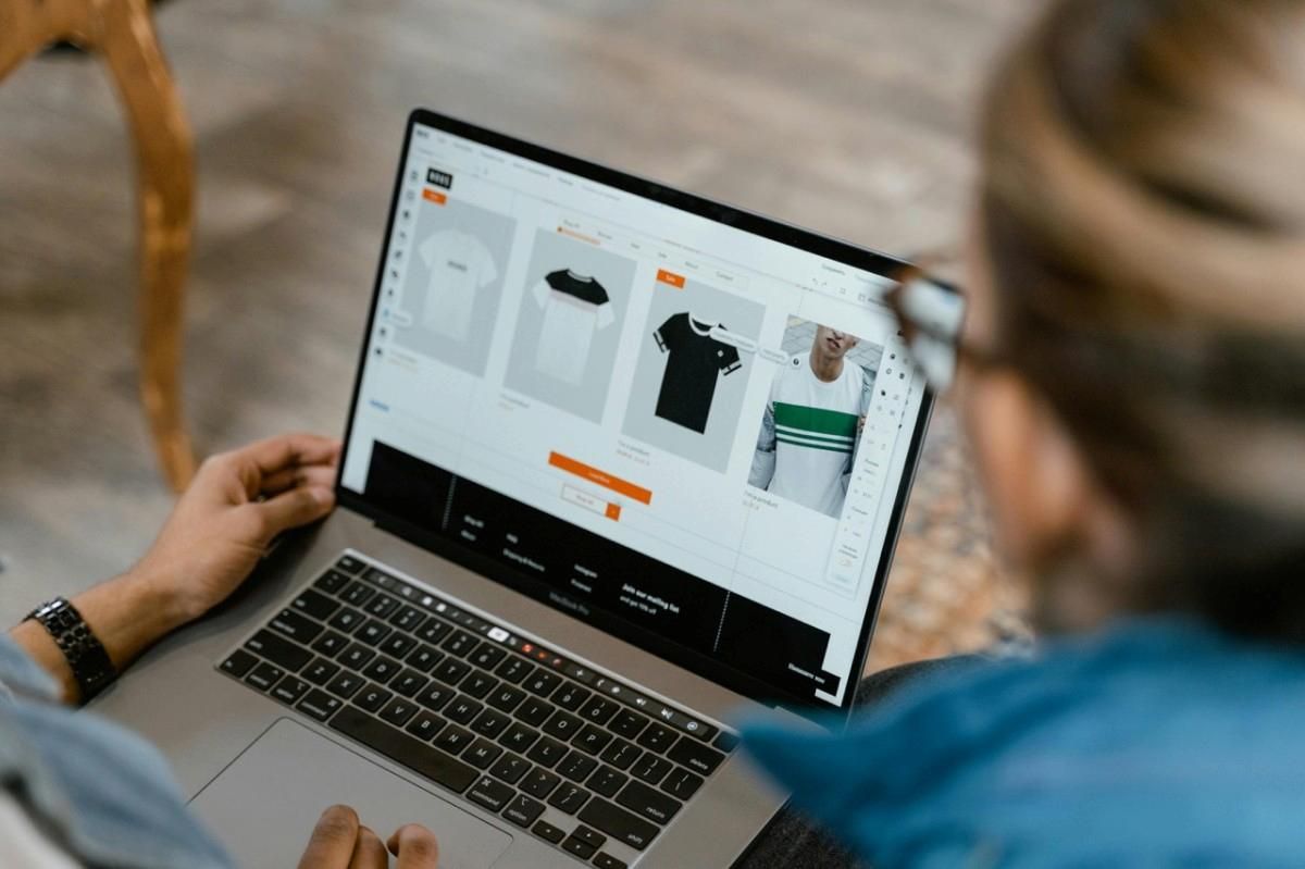 Sau khi xác định được tổng chỉ tiêu cho kênh online, đội ngũ e-Commerce sẽ tiếp tục phân bổ xuống các mô hình kinh doanh cụ thể: marketplace, D2C, và social commerce.