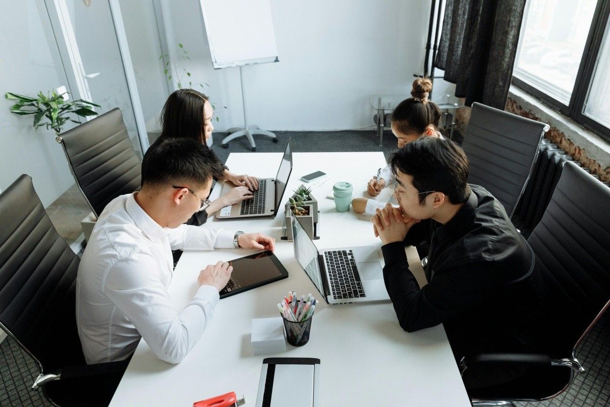 Có thể nói nơi nào có từ 2 người trở lên, có xuất hiện sự mâu thuẫn, cạnh tranh về mặt lợi ích, quyền lợi hay quyền lực nơi đó sẽ xuất hiện Politics.