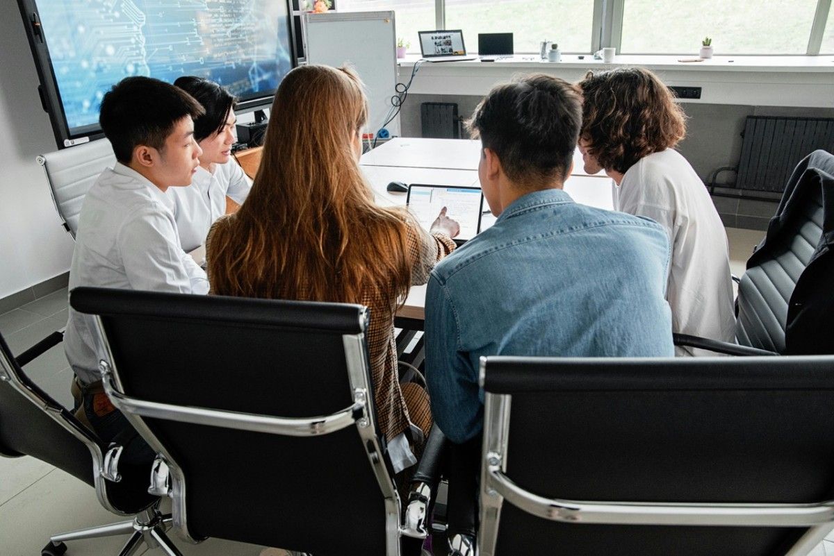 Khi thiết lập mục tiêu tăng trưởng cho doanh nghiệp B2B, việc tham chiếu đến bối cảnh ngành và thị trường là điều không thể thiếu.