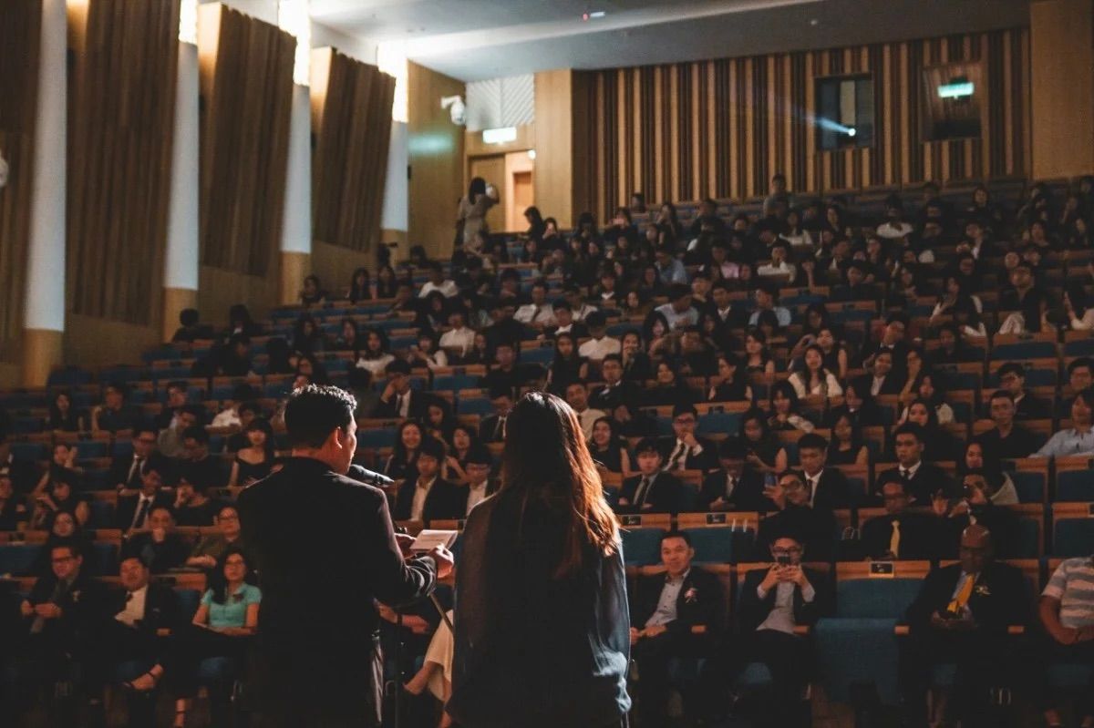 Đừng yêu nghề Event chỉ vì ánh đèn sân khấu, hãy yêu cả những điều diễn ra trước khi ánh đèn bật sáng.